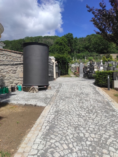 Opravené chodníky na hřbitově