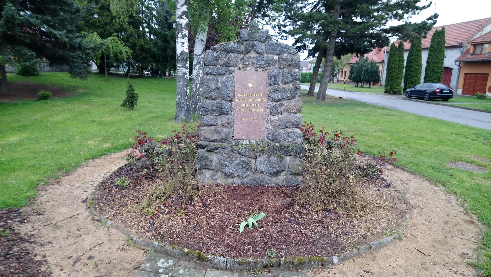 Pomník vojákům Rudé armády v parku před Adélkou