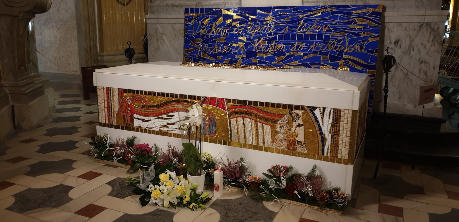 Sarkofág kardinála Špidlíka ve velehradské bazilice.